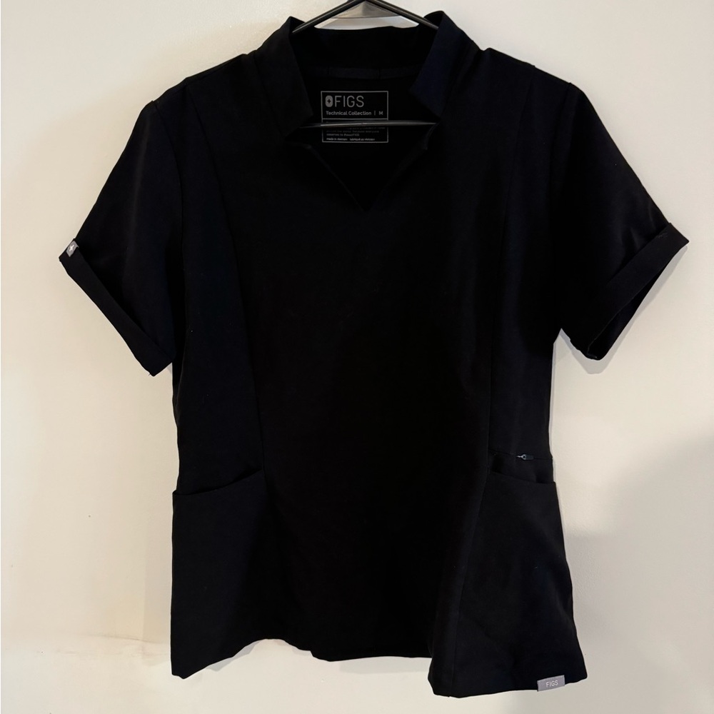FIGS Inala Slim Scrub Top Black Size M Zip Pocket Logo FIONx NWOT W22SW1036